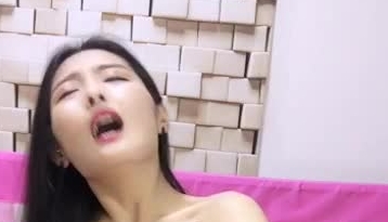 在家带孩子的迷人少妇，高颜值全程露脸直播，奶子很软奶水很足，情趣装诱惑道具插逼淫水很足表情骚叫声