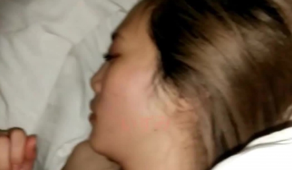 强奸魔迷翻漂亮的美女模特 ️各种姿势把玩她的小嫩B