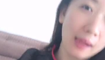 成熟御姐肚皮舞教练非常会诱惑人，露脸大秀肤白貌美屁股翘，奶子很软很坚挺，道具自慰抽插很有激情，享