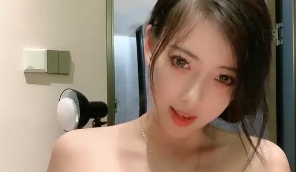 女神来了，颜值天花板身材完美激情大秀，无毛白虎逼性感漂亮，掰开特写展示真想舔一口，淫声荡语诱惑好