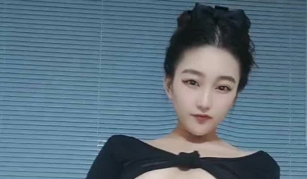 黑丝露脸极品学妹跟小哥啪啪性爱直播，好骚的情趣内裤撅着屁股给狼友看，让小哥按在椅子上爆草深喉草嘴
