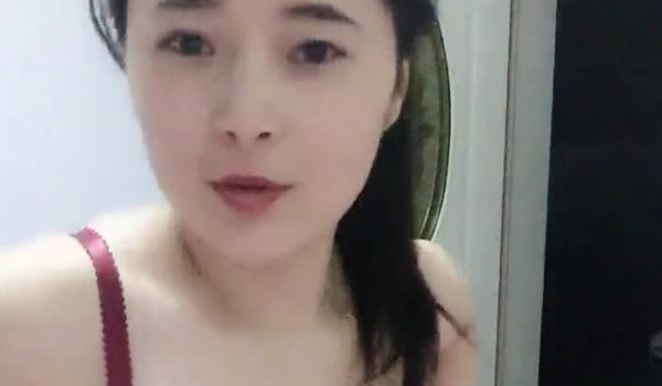 外表看起来温柔贤惠美艳少妇大方露脸直播与炮友造爱J8射完又用胡萝卜搞然后J8再操呻吟声动人对白清