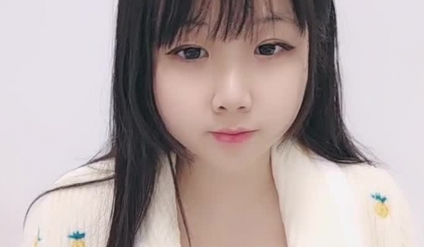 在校学生妹【乐乐崽】超级大巨乳~天下第一大奶~夹奶头~感觉要爆炸了！