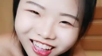 身材苗条的妹子 穿着连体丝袜露出两个奶子 和炮友在床上啪啪大秀 女上位各种姿势操逼大秀 射到嘴里