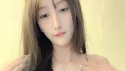 【泡泡咕】【撸点极高】顶级女神来袭，九分超高颜值19岁美少女，偶像明星级别颜值，道具插逼淫水横流