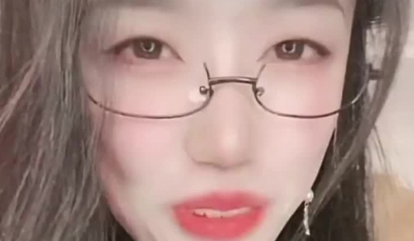 抖音小网红女神 稀有玩法 穿着牛仔裤户外喷尿 直播间上演喷泉 为什么她这么浪还这么多淫水