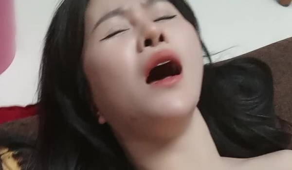 丝袜露脸好身材极品少妇的诱惑跟小哥激情啪啪大秀，口交大鸡巴让小哥大鸡巴插进去流血了，激情上位干到