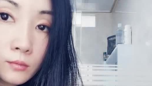 轻熟女小姐姐回归，玩跳蛋，自慰，特写逼逼，洗澡秀