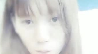 大眼睛年轻白嫩美女主播一线天馒头逼与炮友野外湖边铺着地垫准备啪啪啪直播对白清晰