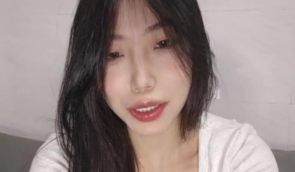 极度淫荡反差骚母狗主播收费房大秀搔首弄姿想被操，吊带黑白丝袜，骑乘位炮友猛操，喜欢被狠狠干，操完
