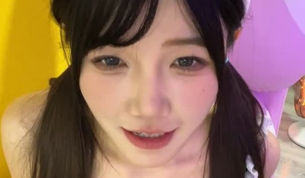 清纯学生萝莉少女反差母狗「baby_puppy」狗笼自慰，上半身乖乖女，下半身性感粉穴里塞跳蛋