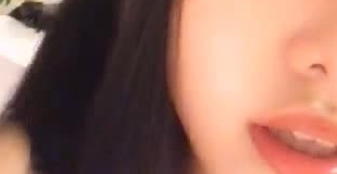 最近缺钱快吃土的气质美女主播KIKI不得不绿播转黄播大眼睛嘴超级性感花心粉嫩对白清晰
