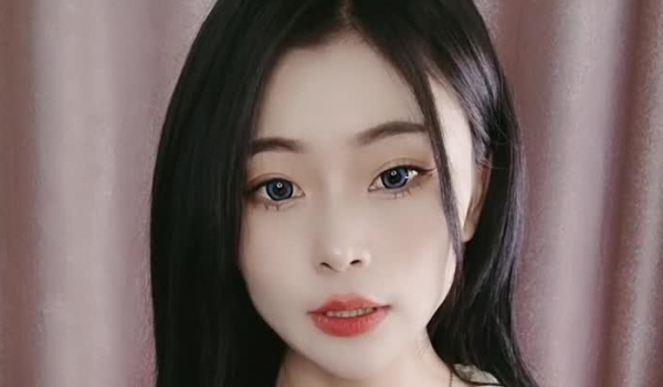 极品大奶女神全程露脸跟狼友互动撩骚直播大秀，性感纹身自己揉着奶子摸着逼伸着舌头要舔狼友大鸡巴精彩
