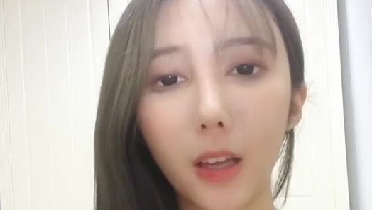 颜值不错你得不到的kk11060直播秀 屁股很大小穴也粉 很是诱人