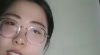东北小骚你医院厕所当成家，在公测里面脱光大秀自慰，露脸奶子大拿着棒棒棒插逼自己舔淫水，正嗨时边上