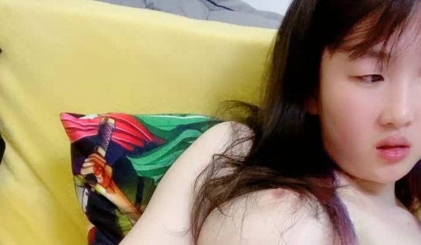 看看这个新来的小妹子嫩不嫩，全程露脸大秀直播，揉奶玩逼道具抽插，呻吟可射，撅着屁股眼看逼逼精彩又