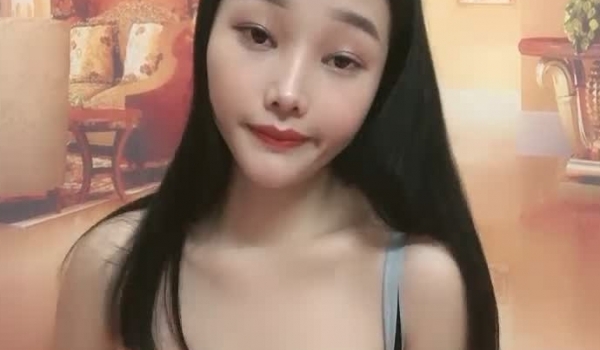 哺乳期的奶妈直播赚生活费，全程露脸诱人的大奶子挤奶水给狼友喝，享受抽插无毛骚穴跳弹自慰呻吟颜值不