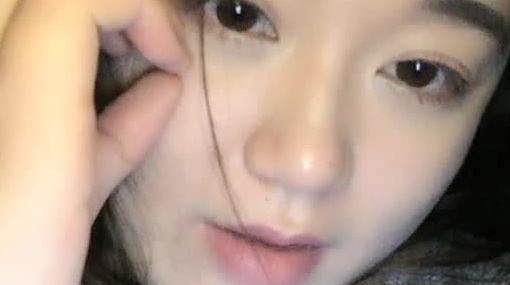 新晋湖南劲爆主播--【AV拍摄现场直播】，漂亮辣妹子看着清纯玩户外车震，无毛馒头逼粉嫩，菊花也开