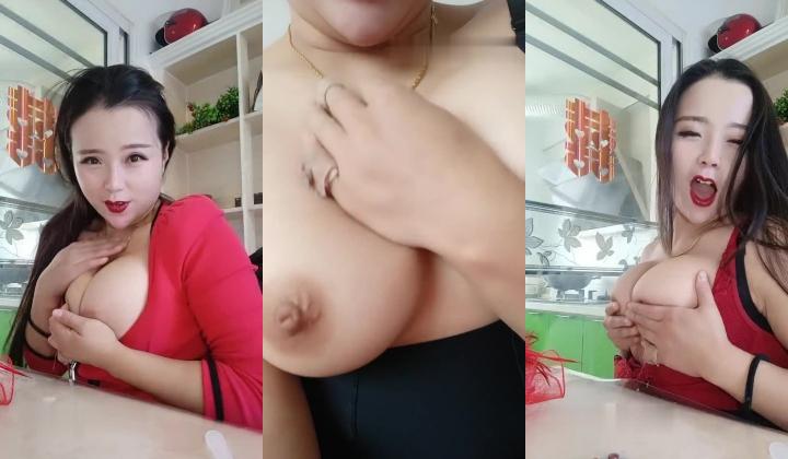 诱人绿播新娘妆全程露脸成熟有味道，风骚的大奶子骚屁股镜头前揉捏奶子自慰逼逼呻吟，表情好骚精彩不要
