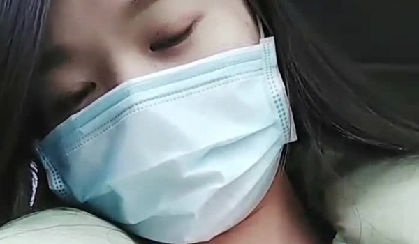 白嫩美女主播让狼友刷礼物自己直播在路边等来个专车司机去树林打野战，貌似没有戴套就干