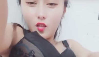 漂亮御姐美女主播手持手机直播自慰大秀 不停用手抠揉小穴 表情很淫荡享受