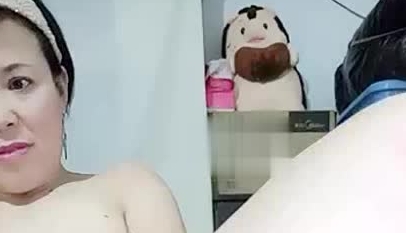 农村大奶少妇直播环境不怎么好 尿尿掰穴洗澡 别有一番风味