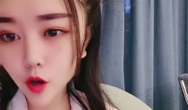 高挑御姐范眼镜妹子，模特魔鬼身材，沙发上第一视角跳蛋自慰，呻吟不止，爽翻天