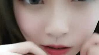 身材超正的妹子颜值很高露脸直播大秀，性感的小内裤，粉嫩的骚逼特写自慰呻吟，奶子很诱人真想替她揉一