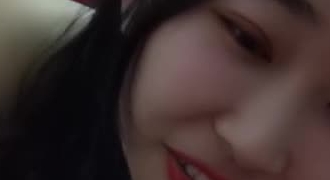 被窝里的漂亮女人全程露脸直播，只要钱到位立马起来骚，大奶子小屁股真带劲，粉嫩骚逼自己抠了淫水往嘴