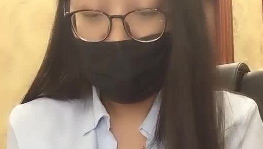 眼镜丰满巨乳御姐OL装短裙诱惑 漏奶掰开肥逼脱掉黑丝