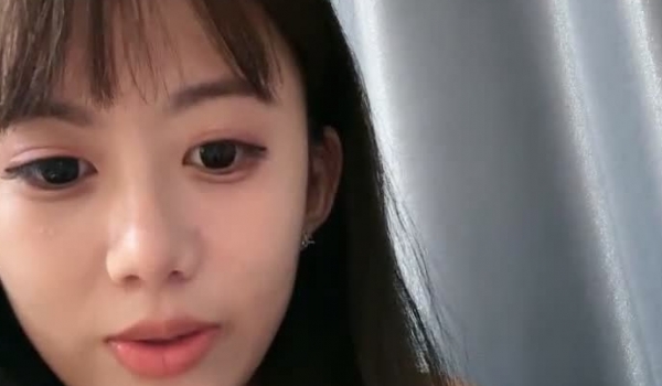 大眼睛气质尤物女神，笑起来甜美酒窝，约炮被猛干，极品美臀上下自己动，休息一会再干一炮