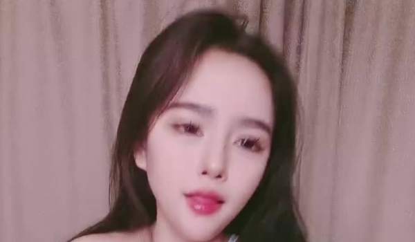 肤白貌美可可宝贝，露脸黑丝情趣睡衣跟小哥激情啪啪大秀直播，口交大鸡巴压在身下边亲边草，无套蹂躏射