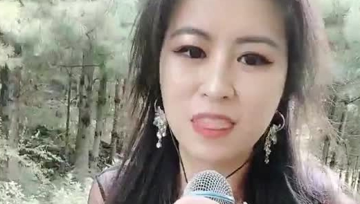 爱唱歌的女主播户外激情大秀，穿着性感的骚肚兜户外唱歌直播给狼友看，跟狼友互动漏着骚奶子边唱边揉精