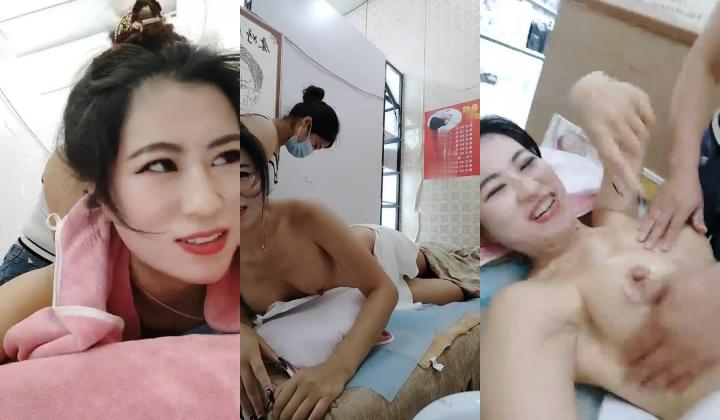 风骚少妇露脸在女子会所做身体直播跟狼友互动撩骚好刺激，享受技师的服务，听狼友指挥扒下技师衣服漏奶