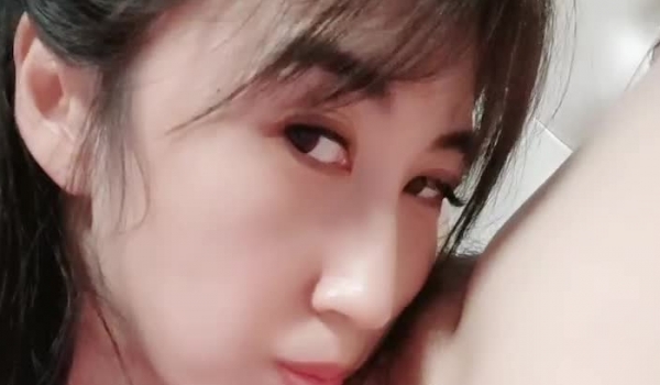 风骚姐妹花的诱惑，全程露脸对着镜头展示逼逼，跟狼友互动撩骚，互相边舔逼边抠逼勾搭狼友，精彩不要错