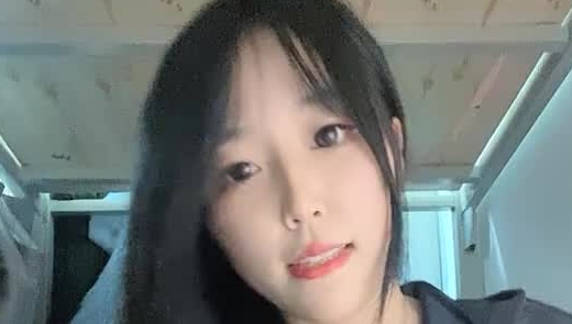 颜值区大学生大奶妹妹，宿舍里拉个帘子直播高价收费，大奶白皙实在诱惑