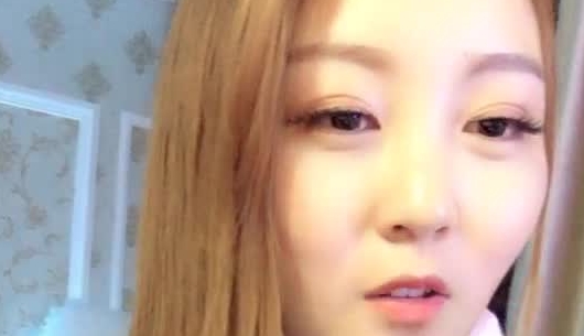 颜值不错身材丰满木耳粉嫩美女主播收费直播大秀 搓揉白圆大奶 自慰插穴