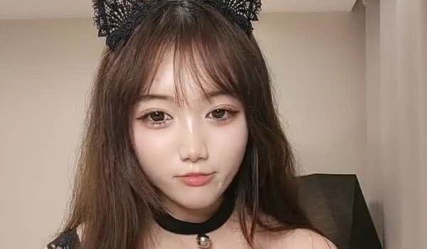 网红女神米羔直播 雪白粉嫩美丽的大奶子 白丝袜抹胸黑丝袜大长腿性感无比