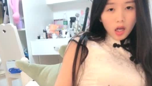 颜值不错长发妹子穿着旗袍自慰秀 毛毛浓密床上跳蛋塞入逼逼拉扯非常诱人