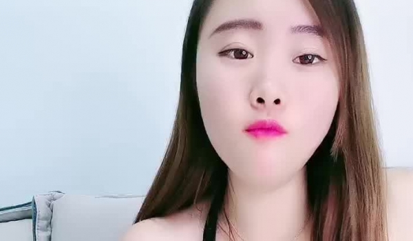 【粉红色穴妹】颜值不错红唇小妹子 两个长道具分别插鲍鱼和菊花自慰