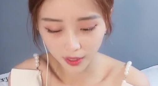 长相甜美高颜值清纯妹子道具自慰大秀 白色网袜道具大JJ抽插骑乘非常诱人