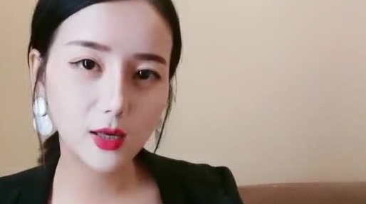 颜值不错御姐美女衣裳湿半收费大秀 身材也很丰满 激情自慰