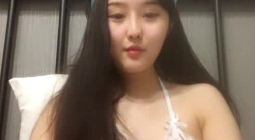 漂亮新主播美腻子 直播秀 穿着情趣内衣 跳蛋塞在小穴里自慰很诱人