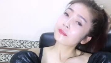 半老徐娘风韵犹存，穿着还很时髦，露脸一多大秀，这老逼就是败火，随便一抠淫水成河，看椅子上的一瘫淫