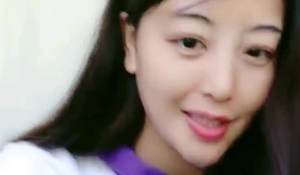 小姐姐露脸和家人边唠嗑边偷着直播,跳蛋震的太爽了,不敢出声受不了到厕所高潮喷水,真会玩