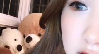 高颜值高收费高挑身材官方精品兔子一多大秀，制服诱惑黑丝白丝搭配，自慰呻吟水超多，秀完还陪聊