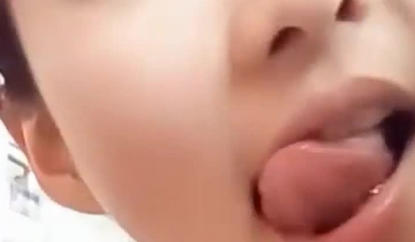 非常屌的妹子在商场烟酒专柜一边卖东西一边直播福利真不少狼友的礼物没白刷