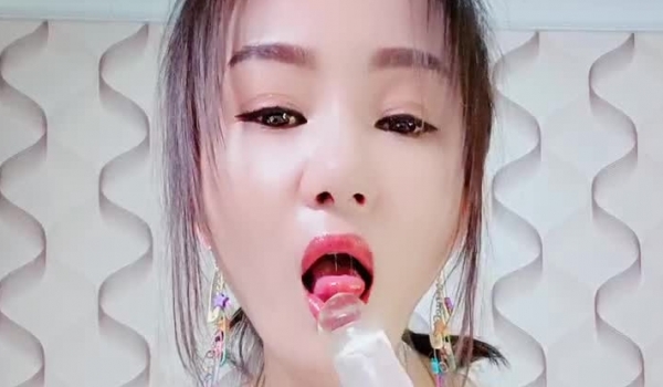 白衬衣的白皙御姐范妹子，露脸躺下跳蛋自慰，穴穴很粉嫩，销魂式呻吟水晶屌插穴
