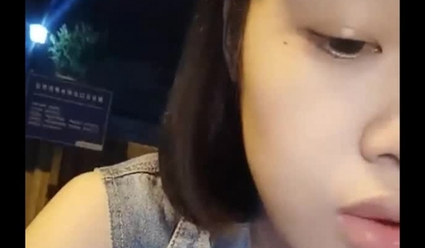 大阴唇花心粉嫩漂亮女主播户外真空直播边走边聊天边露逼坐在桥边无视身边经过的路人露逼大白腿不错对白