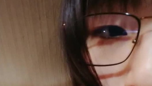 颜值不错眼镜学生妹直播大秀 双人激情啪啪